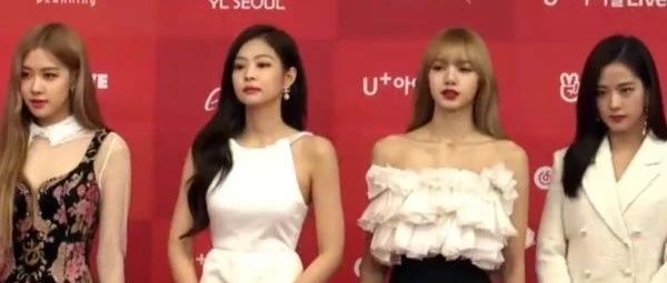 Jennie恋情曝光后首露面!BLACKPINK拍照僵在台上