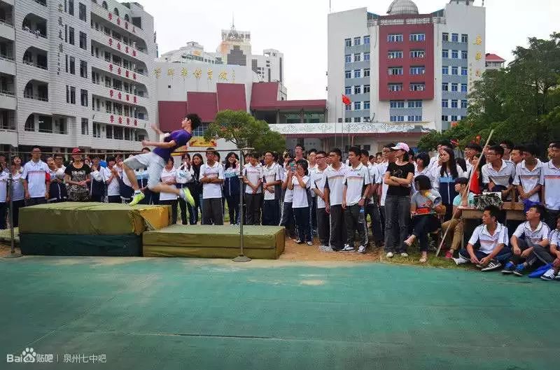 天后路 便是七中的大门 择天后宫附近为校址 居于泉州城南 从教学楼上