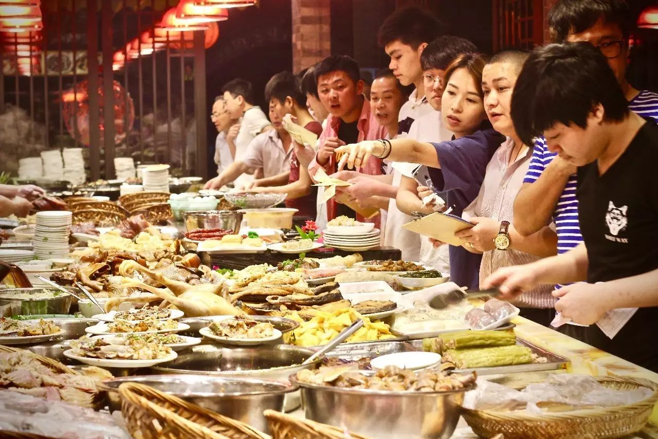 而富苑是众多美食家都推荐的一家大排档,上过《舌尖上的中国》.