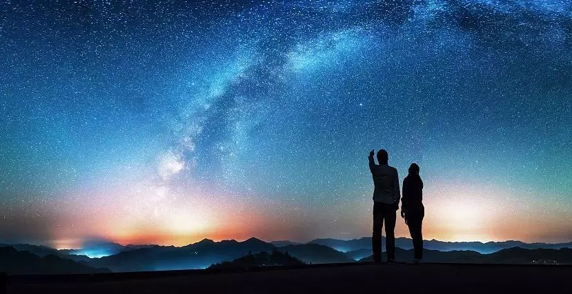 坐在沙滩上仰望浩瀚星空,宁静深邃,让人迷醉,不需要过多言语,都是最