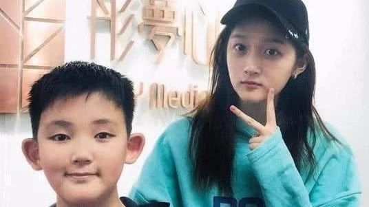 赵薇不愿提起的父亲,比他小21岁的妻子结婚,儿子非常喜欢关晓彤