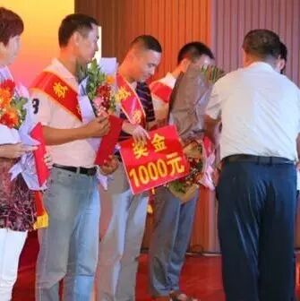 高柳镇人大代表开展捐资助教活动