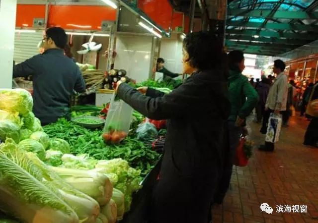 在完善零售网络的同时,新区年内还将完善蔬菜批发市场布局,规划建设