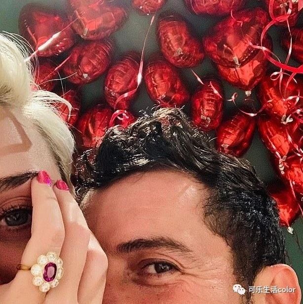 来真噶!Katy Perry同精灵王子定婚啦!钻戒大到阿!