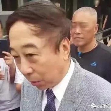 冯巩儿子近照,和父亲长得很像,不依靠父亲选择自主创业