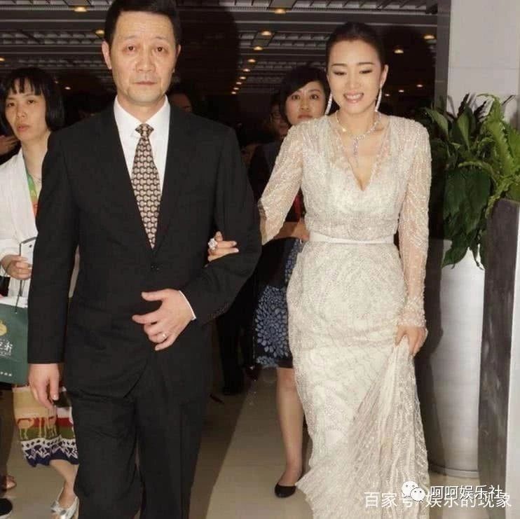 巩俐挽新欢亮相,全程被甩太掉身价,网友:一看婚后就没啥地位!