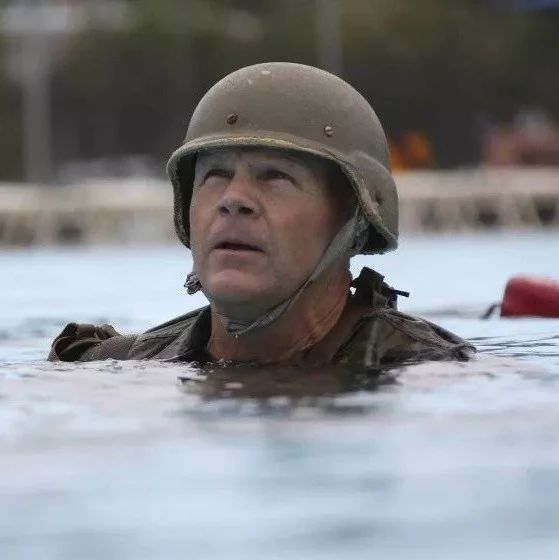 美海军陆战队司令奈勒参加游泳考核