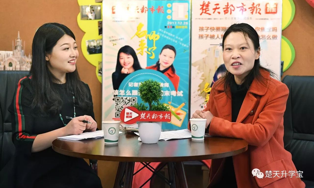 在光谷十五小,楚天都市报教科部副主任罗欣(左)访谈湖北省特级教师