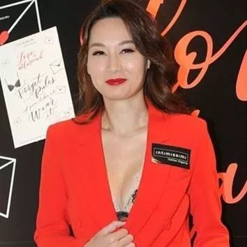 娱快讯 | 徐子珊低胸露Bra返学搞到哗哗声,胡鸿钧被淋尿全裸露股现真身