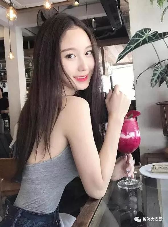 美女这杯果汁颜色真棒