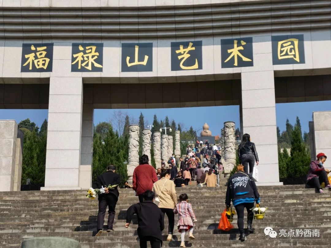 黔西南兴义福禄山迎来众多祭祀者市民祈求平安