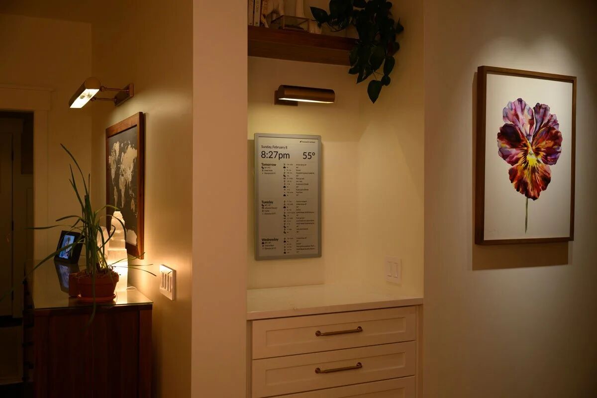 为了不看手机，他在重建的房子里，自己设计了一套信息仪表盘