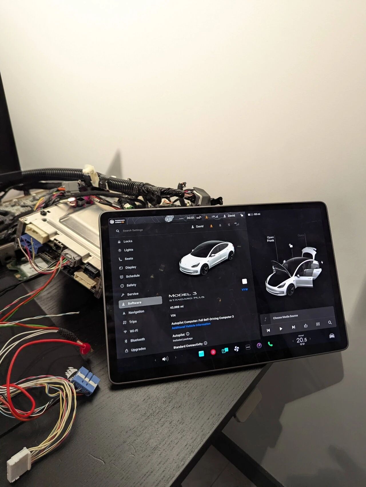 图16：成功运行的特斯拉车机