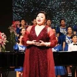 歌唱家黄英与童声合唱团演绎经典《送别》,天籁之音!