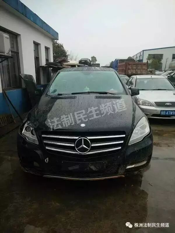 陈某说，雨又大，路又没有路灯，我的车又稍微开得快了点，当时我在打电话，就没有留意这个事。 