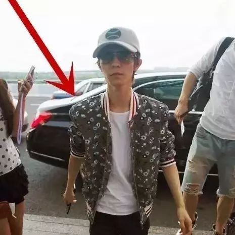 郭敬明携白面高个儿帅哥现身机场,但这次乘坐的豪车却成了焦点!