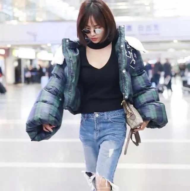 蔡依林穿2万元羽绒服现身机场被网友称为“贵人”,私人座驾很奢华!