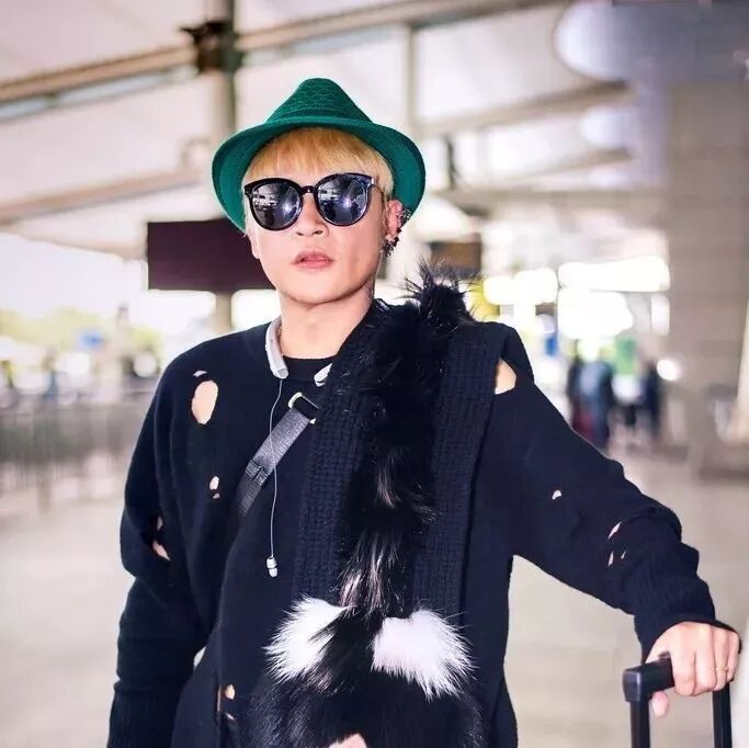陈志朋戴绿帽子穿高跟鞋开豪车现身机场,网友:这些年他到底经历什么