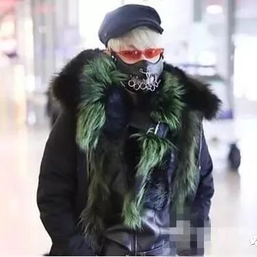 陈志朋再秀古怪造型,穿绿貂、戴九连环口罩现身,百万座驾很低调!