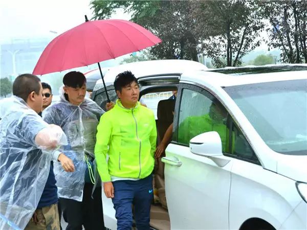 歌手孙楠雨中为2017踏秀华山·卤阳湖半程马拉松揭幕