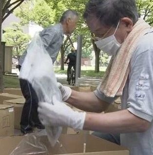 【日语听力】雨で水にぬれた古い资料が腐らないように冷冻库に入れる