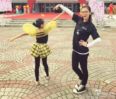 文章马伊琍陪女儿参加舞蹈比赛,明星都在专注艺术教育!