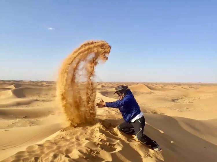沙漠里风大,  沙子随风飘散!