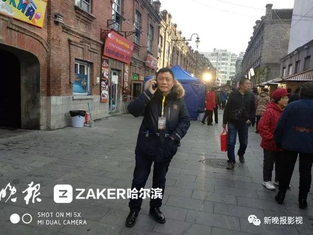 梁家辉和佘诗曼在哈尔滨道外老街拍戏,编剧是咱哈尔滨80后