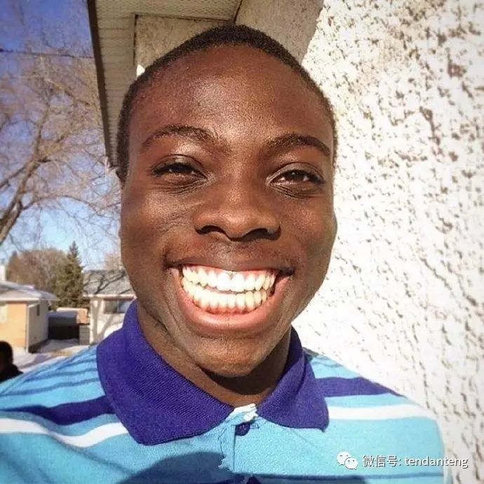 一位黑人男孩每天在ins上分享自己的笑容,看着看着心情莫名就好了