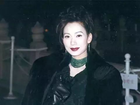 53岁坐拥5亿家产却依旧单身,她用行动证明女人不嫁豪门也可以让人羡慕!