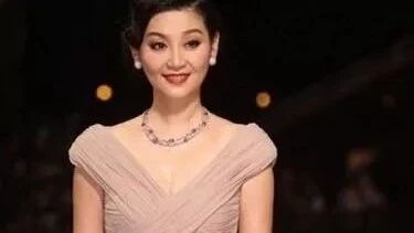 51岁徐帆养女近照,瞒了大家整整13年,网友:跟冯小刚可真像