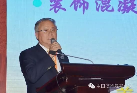 珠海豪门雕塑开发有限公司董事长简廷在