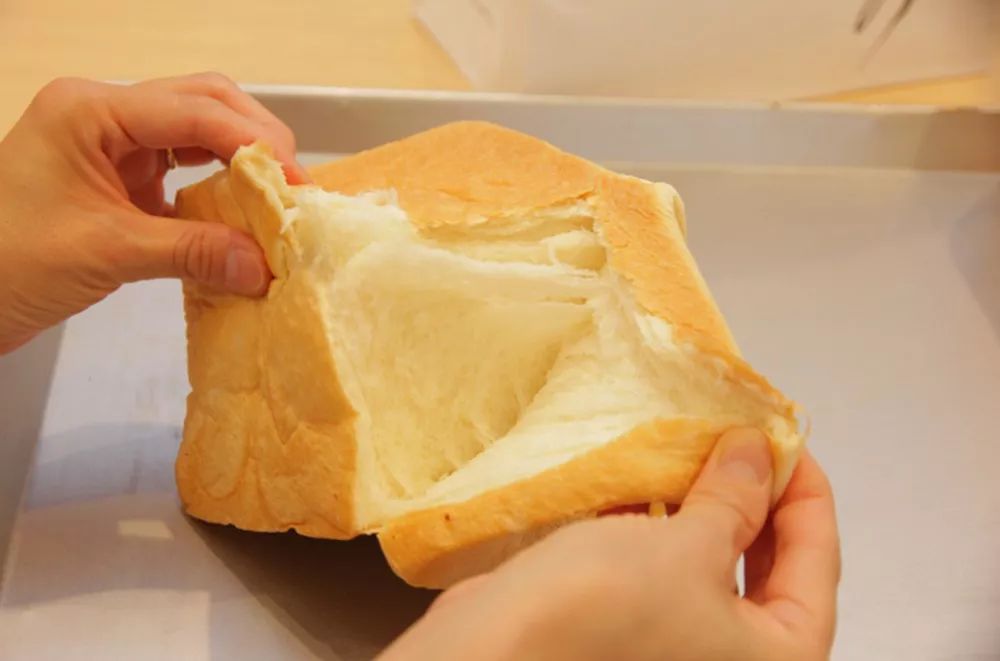 入驻Z世代心的「微醺生菠萝」面包重磅来袭!外热内冷，夏季首选!