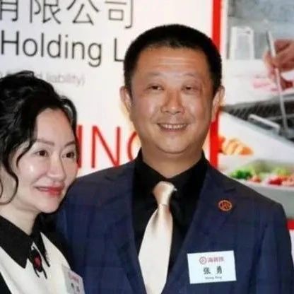 中国公认的火锅大王：他的财富达1200亿，为事业携老婆移民新加坡
