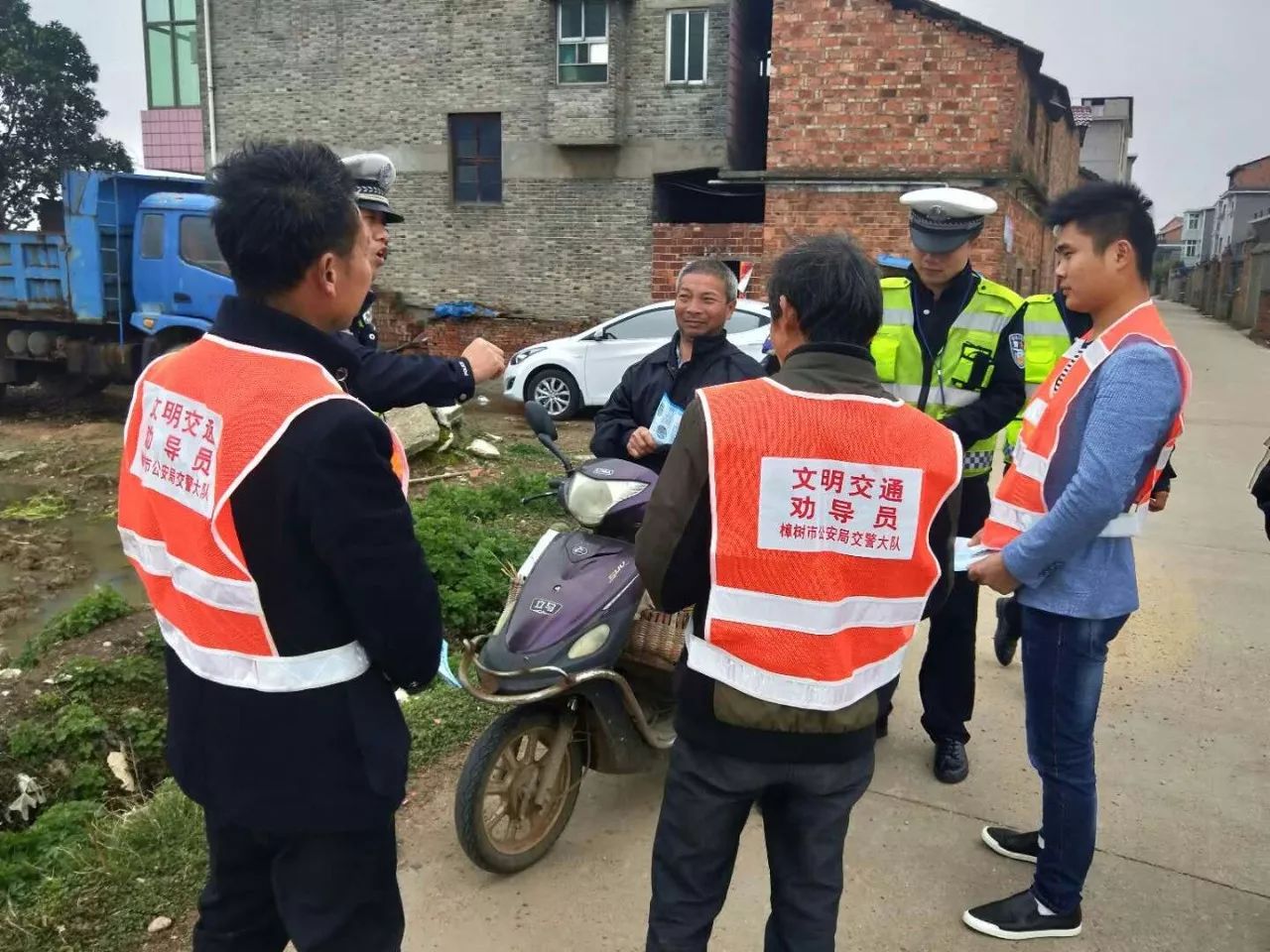 做到交通安全,春耕插秧两不误,共同营造安全,平稳的农村道路交通环境