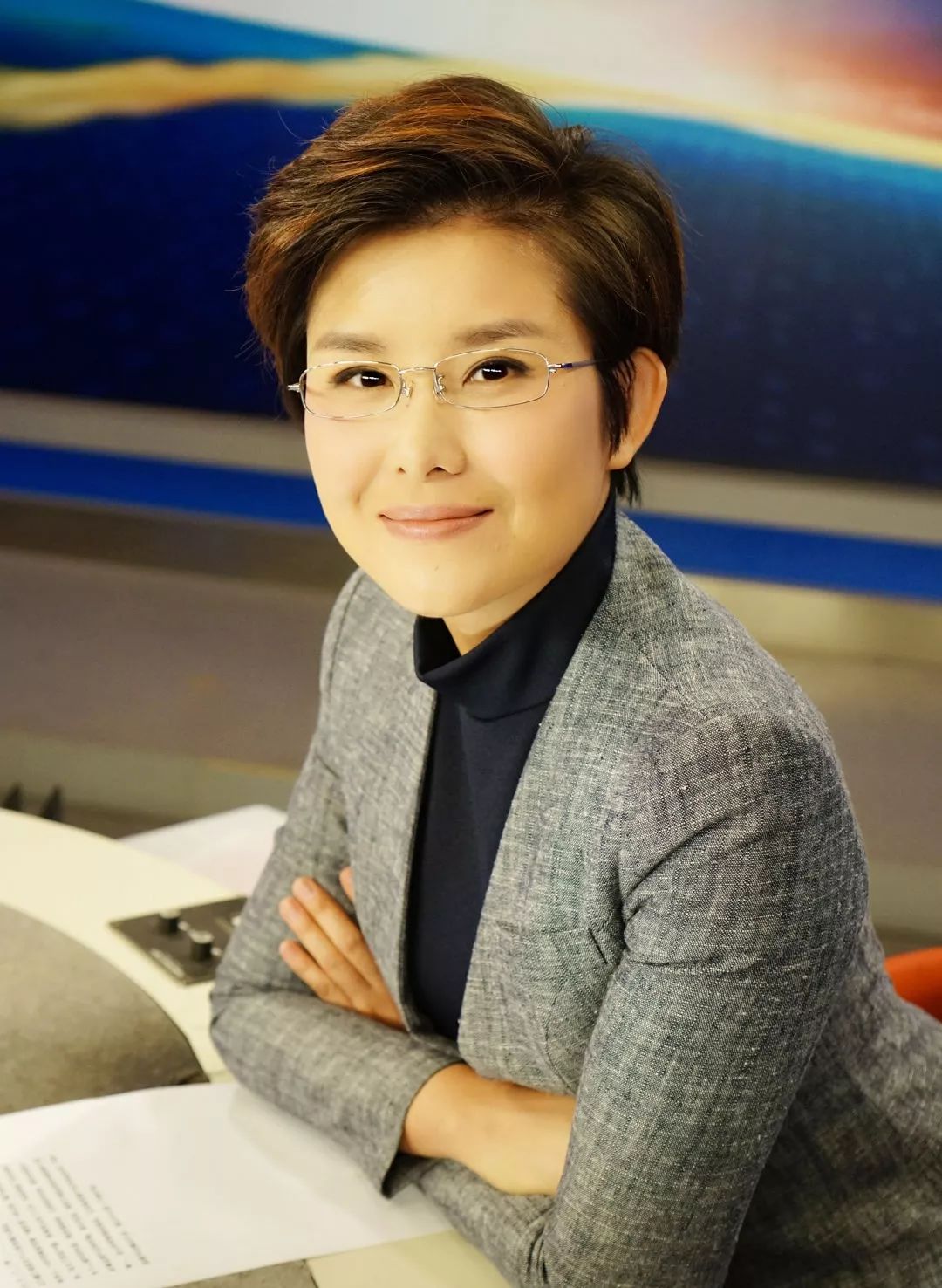 多了一份可爱呢~ 其实我们中国在节目中戴眼镜的新闻女主播,女主持也