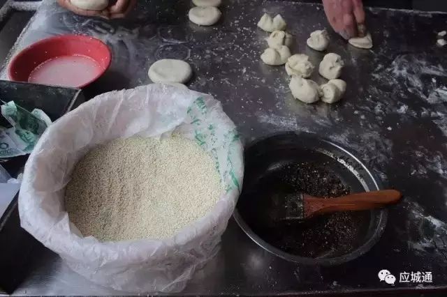 1,猪油饼子(也称作锅块,是应城常见的传统小吃,好吃的不要不要的.