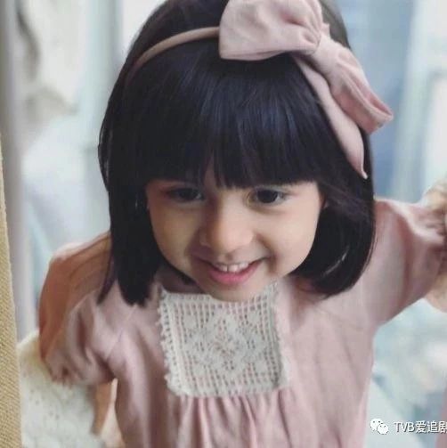 2岁的梁咏琪晒3岁女儿萌照,感叹像自己小时候,有着混血儿的美