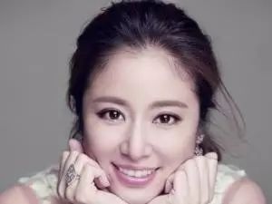 林心如的妈妈离婚时流泪对她说了一句:“一辈子太长了”