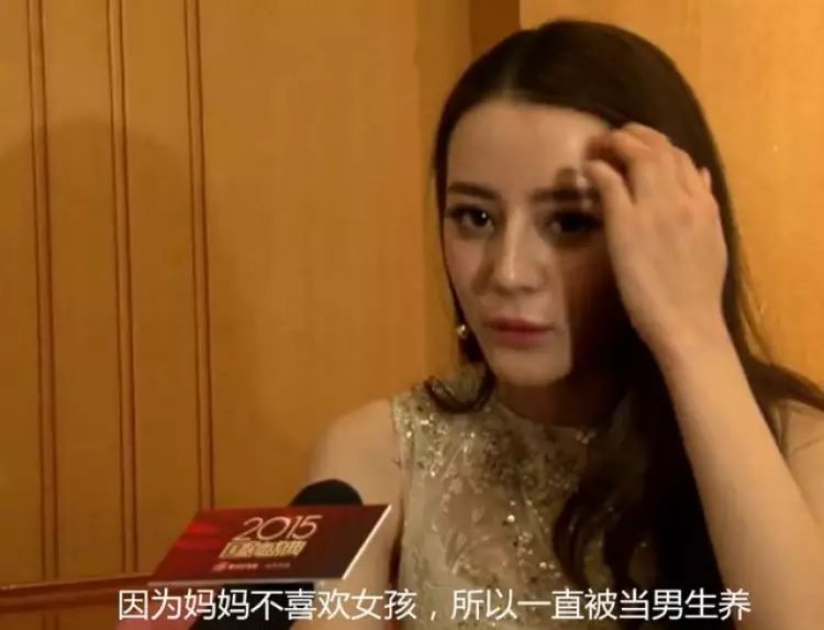 有人曝光了迪丽热巴的小学照片,她真是从小美到大