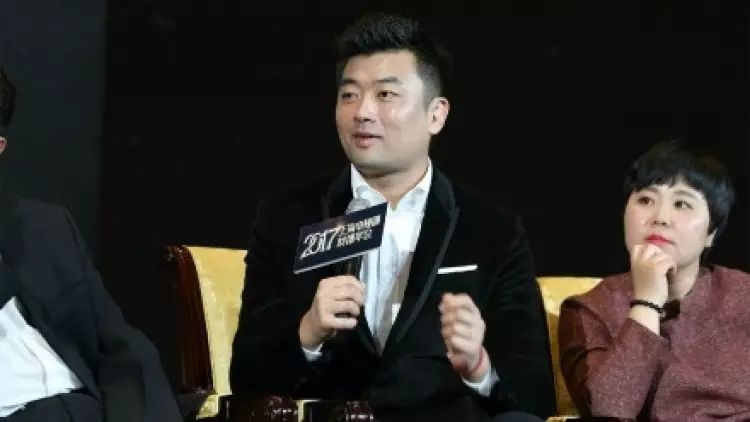 哈哈哈哈哈原来所谓的神秘男只是赵丽颖的经纪人黄斌而已,正面长这样