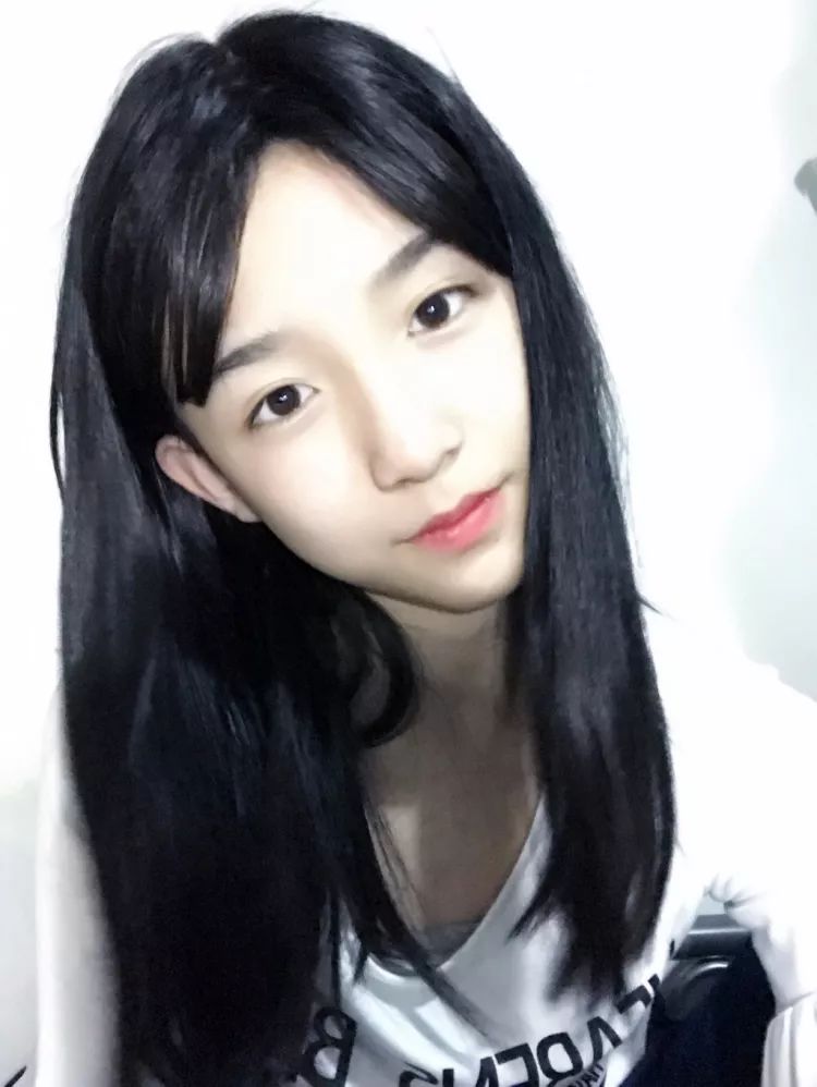 网上惊现14岁女装大佬,长这么漂亮一定是男孩子啊!