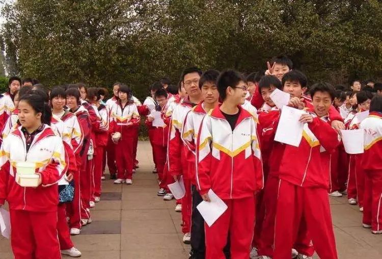 橘子君去打听了一下,发现最近几年,真的有学校把电视剧里的校服搬到
