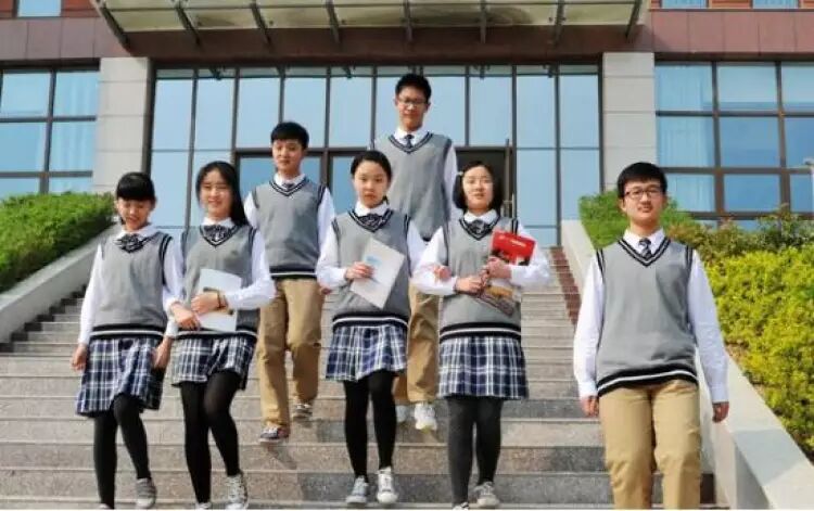 对了,学校曾经澄清过,网上传播的校服并非苏州中学统一校服,而是该校
