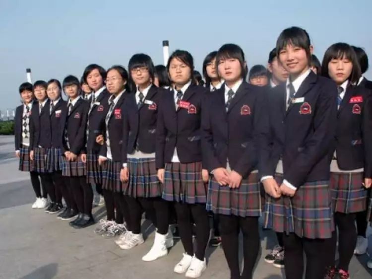 校与英国德威学院"联姻"的结晶——德威国际高中项目中部分学生的校服