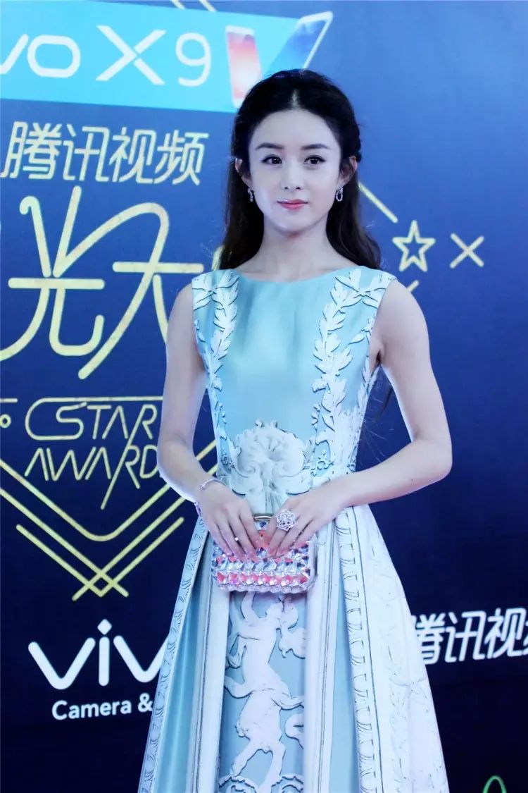赵丽颖略显高冷,因为是女神嘛~感觉颖宝越来越瘦了,多吃点才好啊.