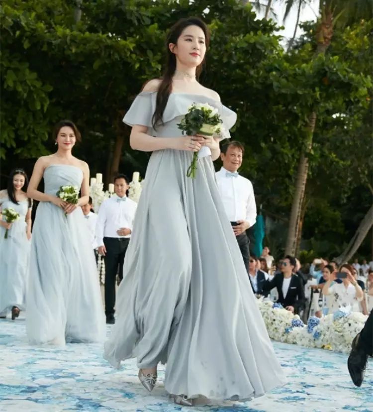 刘亦菲再当伴娘抢了新娘风头,敢让这些女星当伴娘一定都是真闺蜜