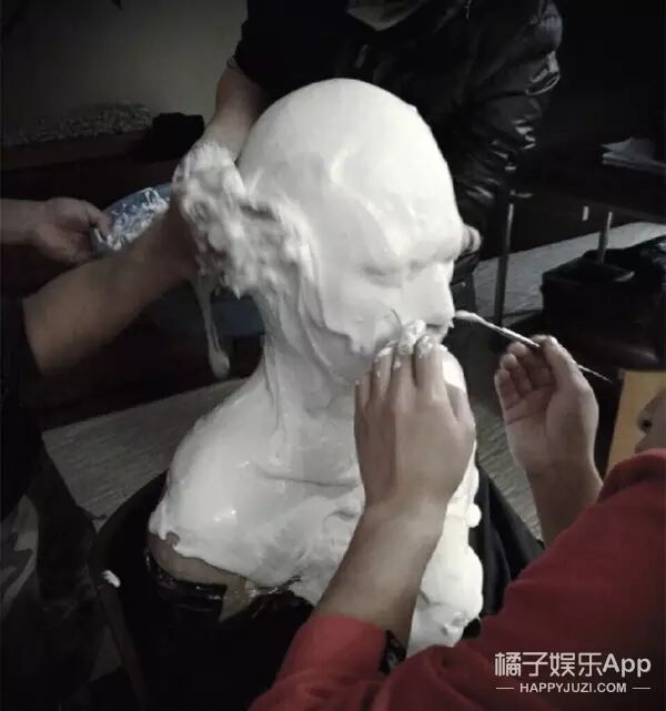 小鲜肉被点名网曝小鲜肉用倒模人皮做替身，宋佳调侃演技比真人还好！7