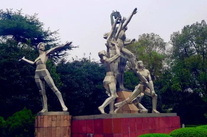 女排训练馆,女排雕塑在静静的的矗立在郴州,等待着胜利的女排归来!