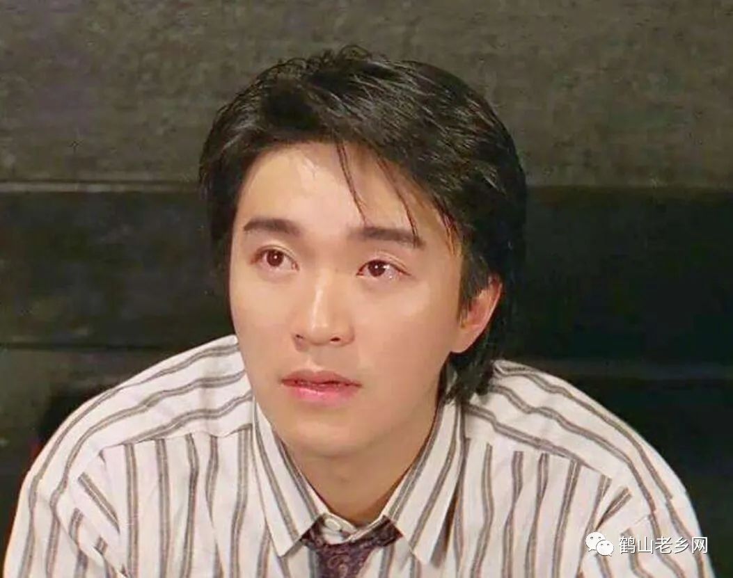 但周星驰年轻的时候可是一位美男子,尽管在他早期的影视作品中,他